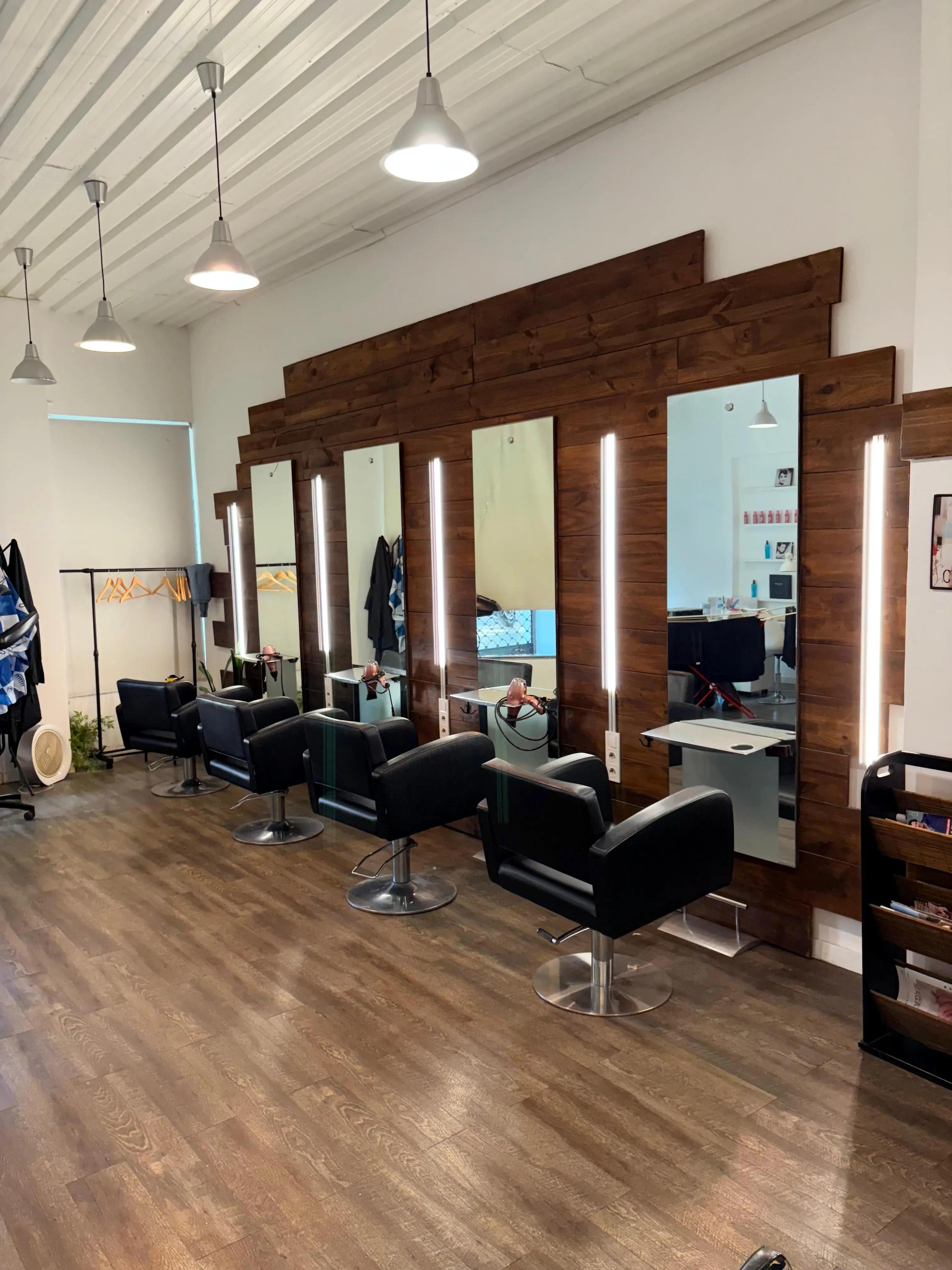 Montaje y sustitución de luminarias, instalación de iluminación LED y proyectos de iluminación decorativa o funcional.