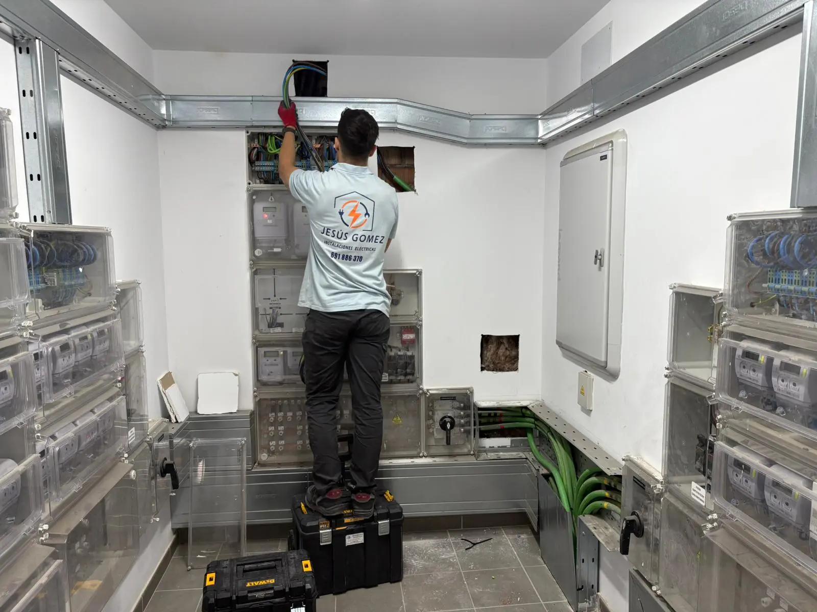 Diseño e instalación completa de sistemas eléctricos en viviendas, locales y oficinas, incluyendo reformas y obras nuevas.