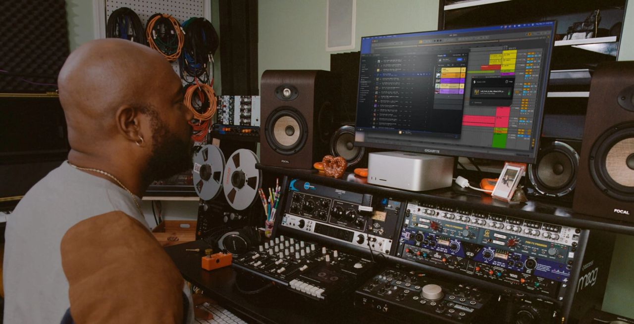 Producer using the Splice Bridge plugin and Splice Desktop app in the DAW