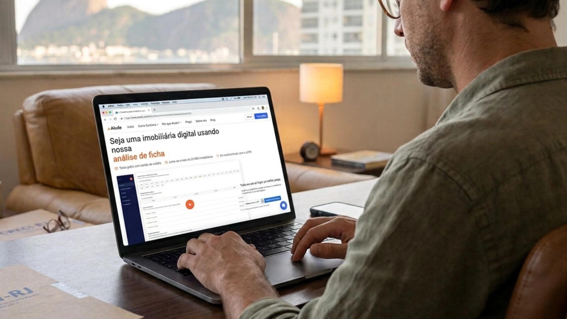corretor acessando o site da aluda para conhecer a análise de ficha