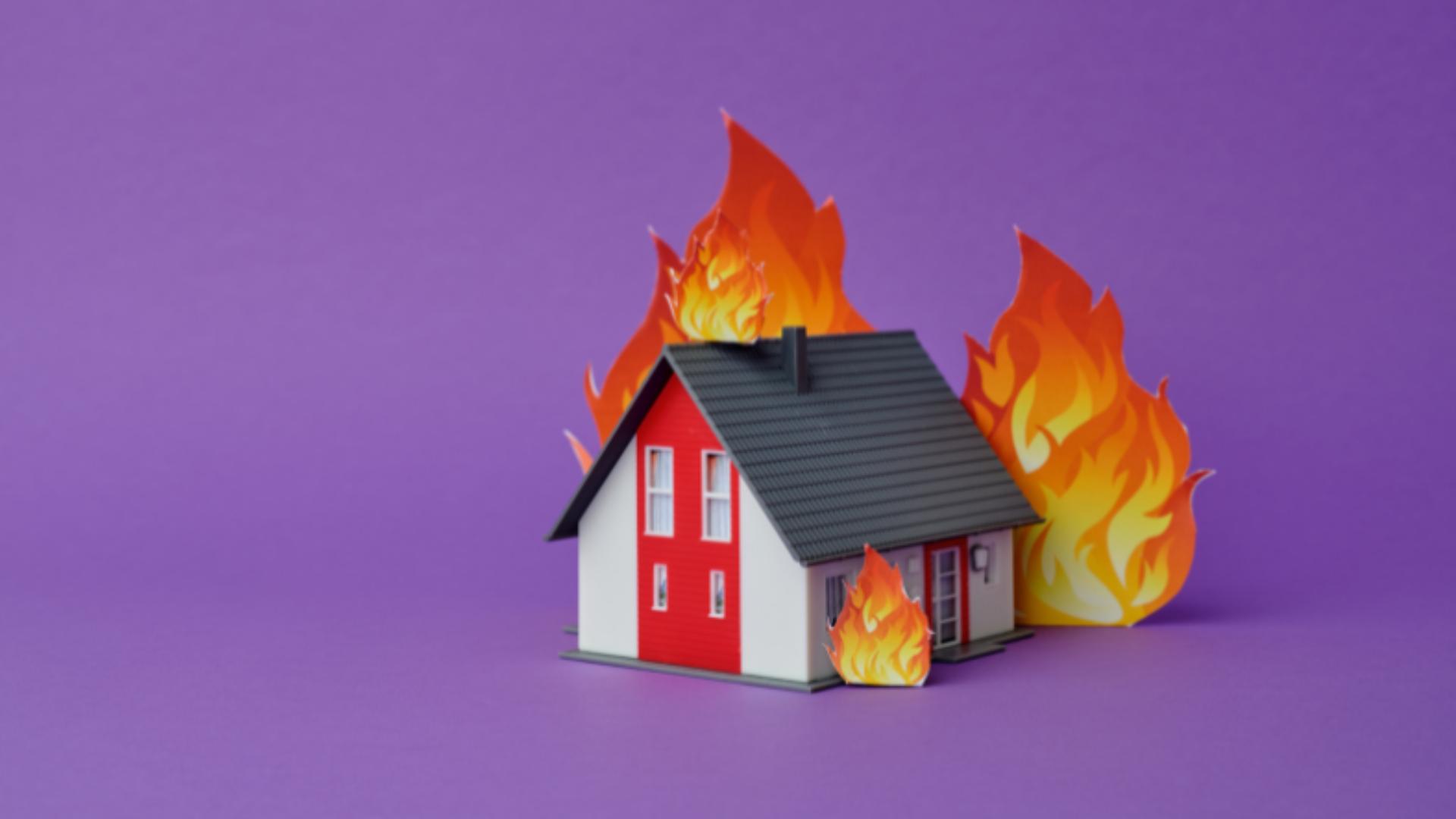 casinha de papel em chamas sem seguro incêndio