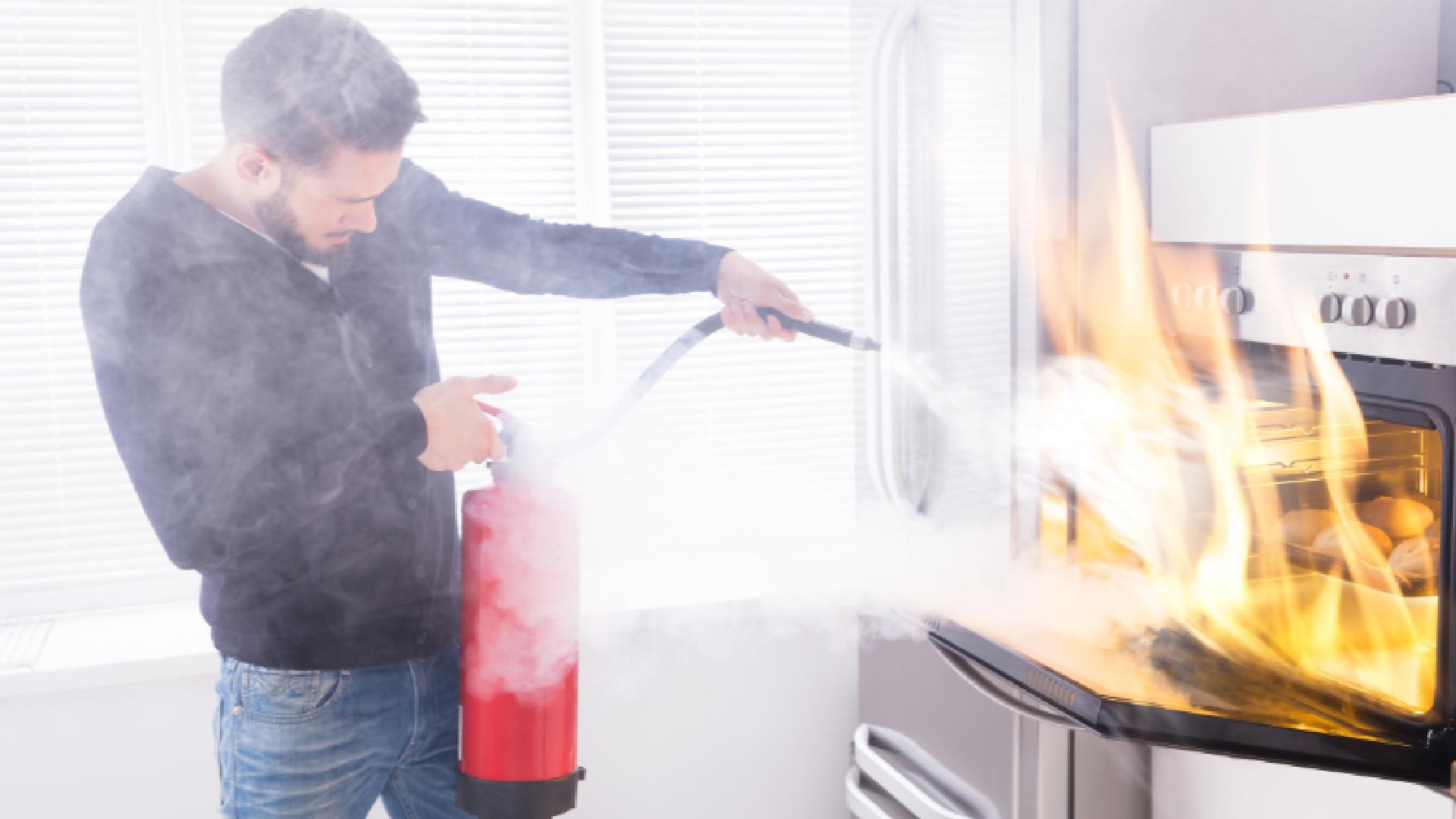 Apagando fogo da cozinha para contratar seguro incêndio