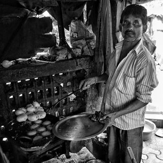 vada pav seller