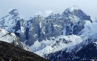 snow cover declining in the himalayas affecting river flows