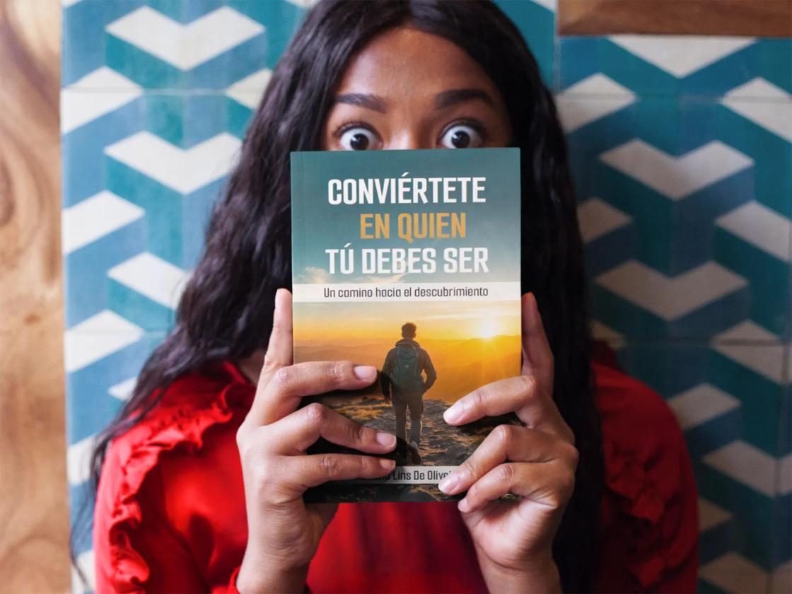 Conviértete En Quién Tú Debes Ser - mockup