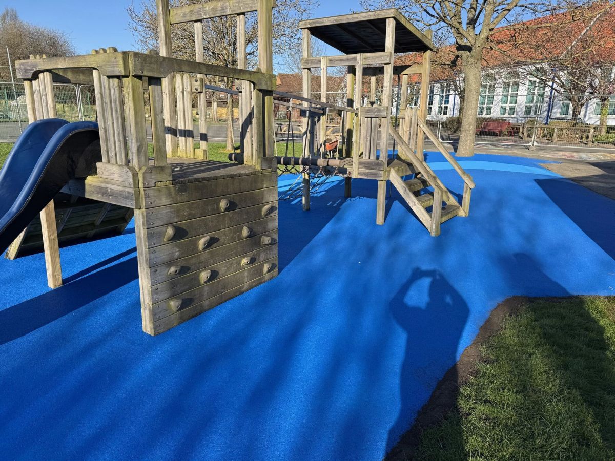 Blue primary school playground - Image 4