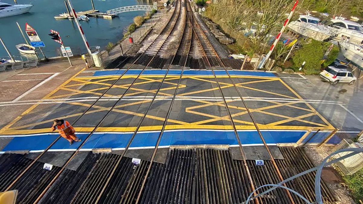 Reliable waterfront access near Kingswear Station, Dartmouth