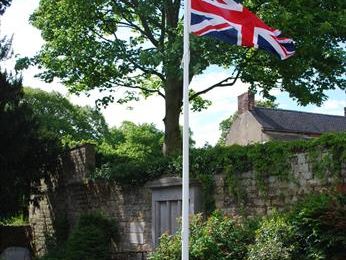 Classic fibreglass flag pole Thumbnail 1