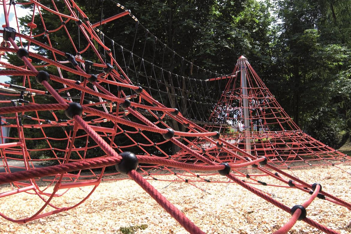 Climbing Nets & Feature climbers