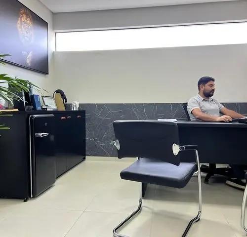 Cliente da Digiliza Robson trabalhando com a Digiliza em retrato profissional sorrindo.