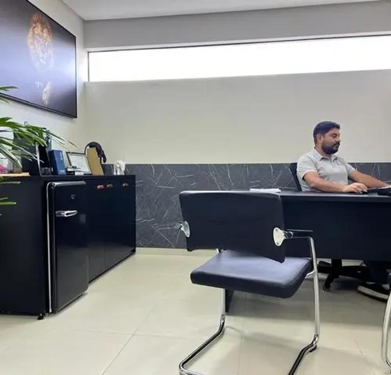 Cliente da Digiliza Robson trabalhando com a Digiliza em retrato profissional sorrindo.