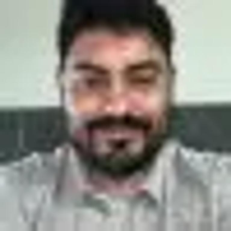Cliente da Digiliza Robson em retrato profissional sorrindo.