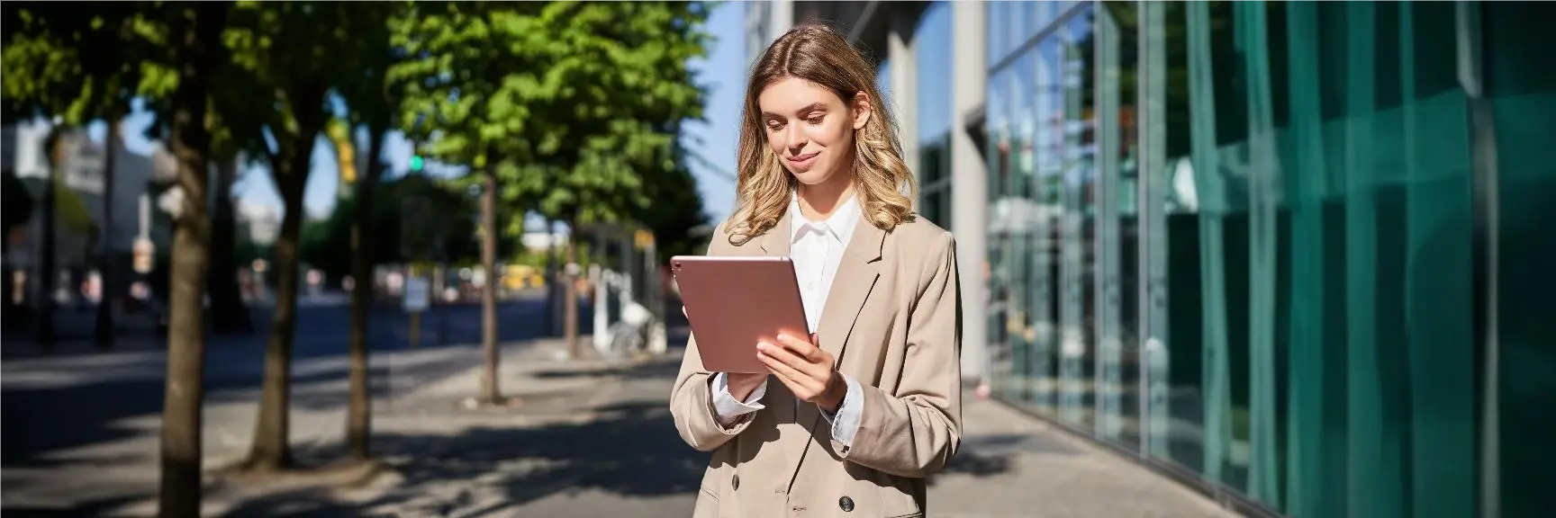 Contadora sorridente caminhando enquanto aprende sobre contabilidade sustentável no Blog Digiliza