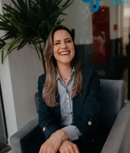 Profissional da Mais Contábil sentada sorrindo