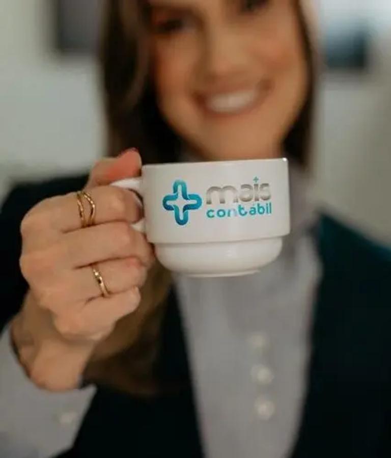 Xícara com logo da Mais Contábil