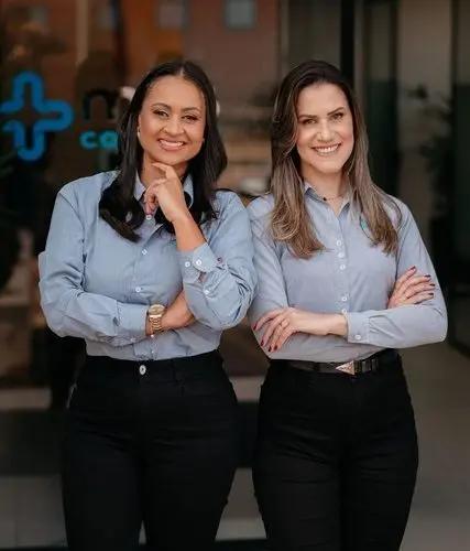 Duas profissionais da Mais Contábil em frente ao escritório