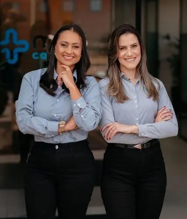 Duas profissionais da Mais Contábil em frente ao escritório