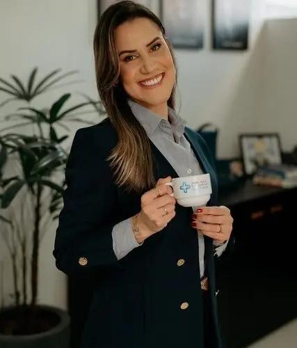 Profissional da Mais Contábil segurando xícara
