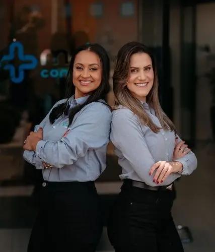 Duas profissionais da Mais Contábil no escritório