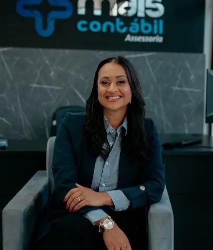 Profissional da Mais Contábil sentada no escritório