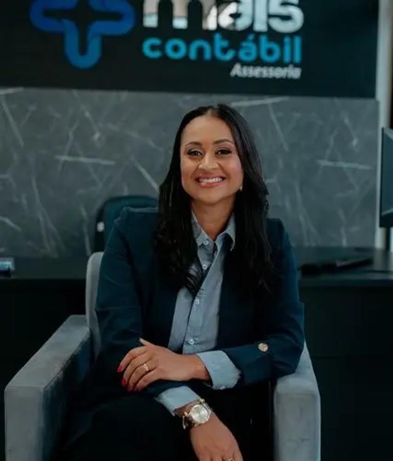 Profissional da Mais Contábil sentada no escritório