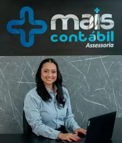 Profissional da contabilidade trabalhando em escritório