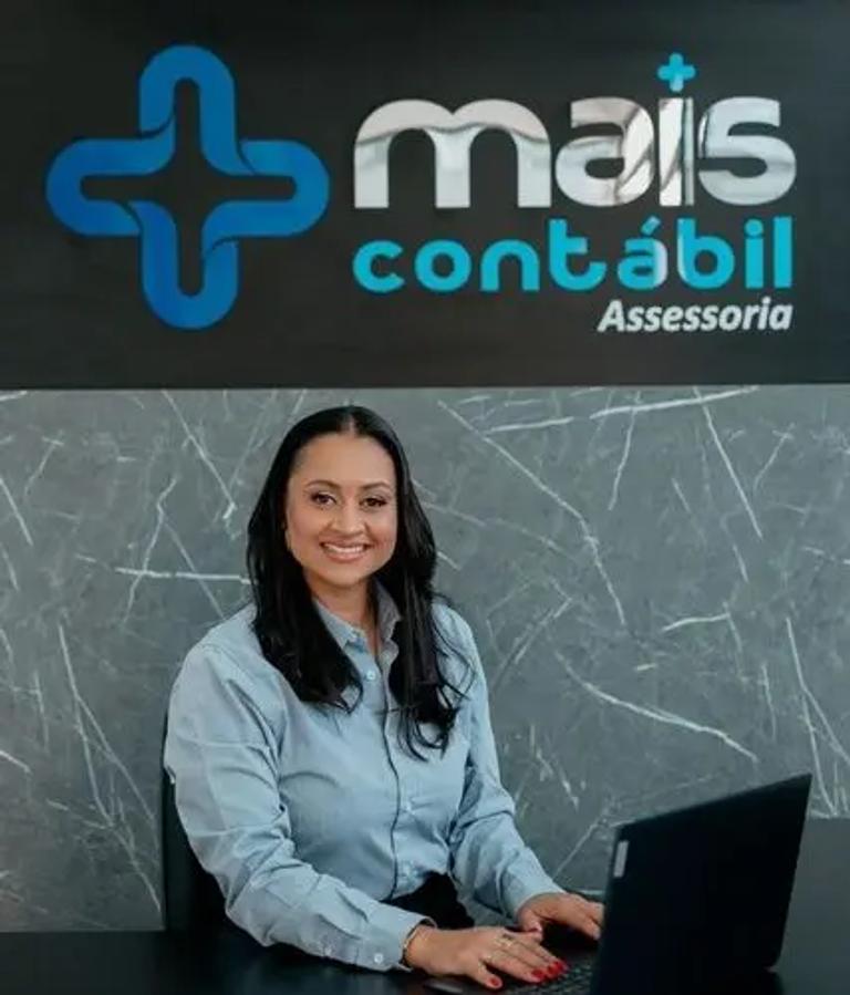 Profissional da contabilidade trabalhando em escritório