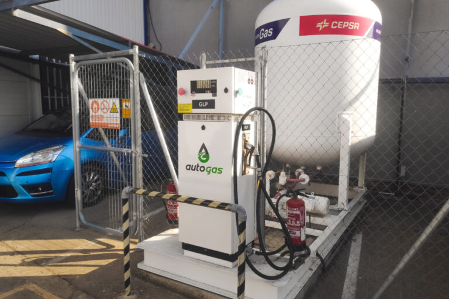 Instalación de GLP Autogas en estación de servicio en España surtidor de GLP Autogas con depósito de almacenamiento en estación de servicio