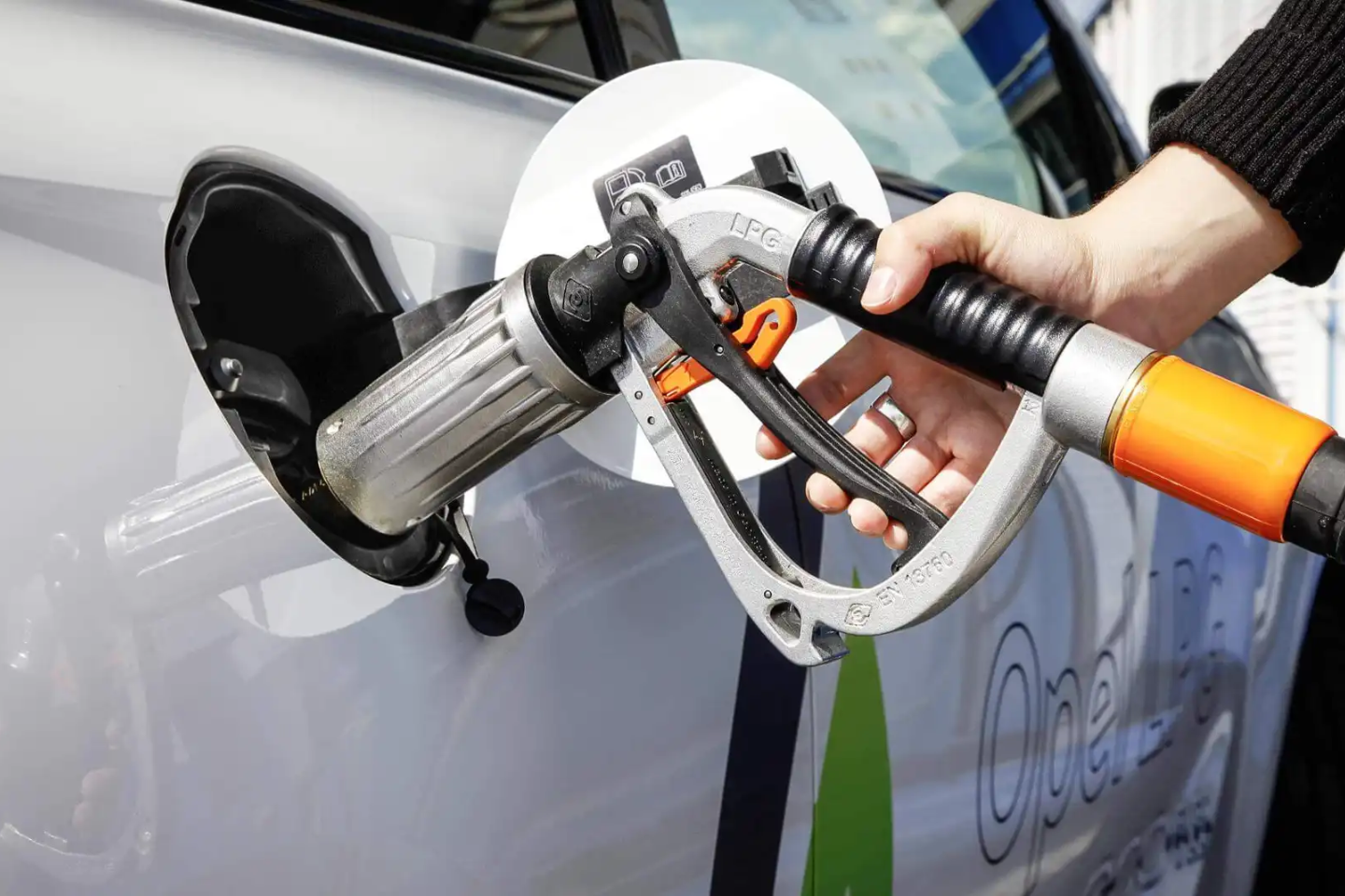 GLP en coches: qué es, cómo funciona y si merece la pena en 2026 coche repostando GLP en estación de servicio Autogas