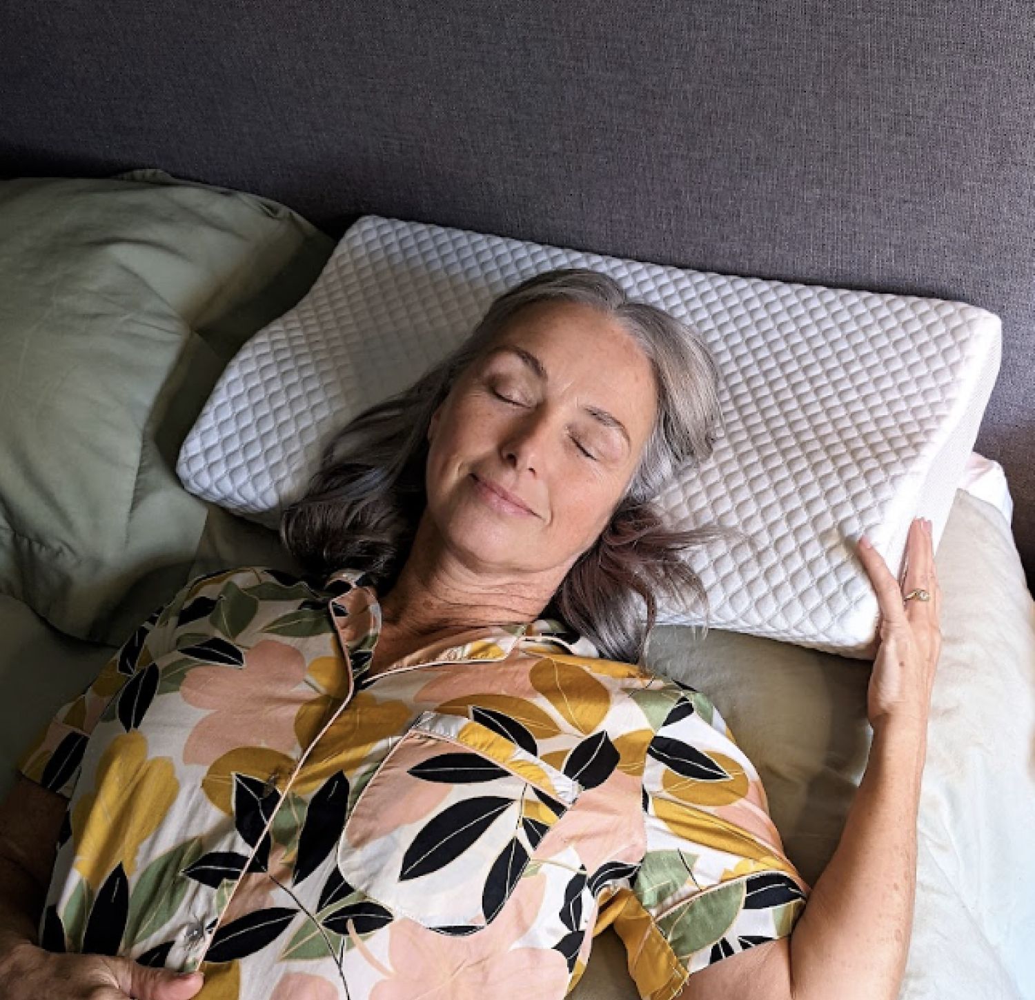 woman sleeping peacefully on the cervical Groove pillow