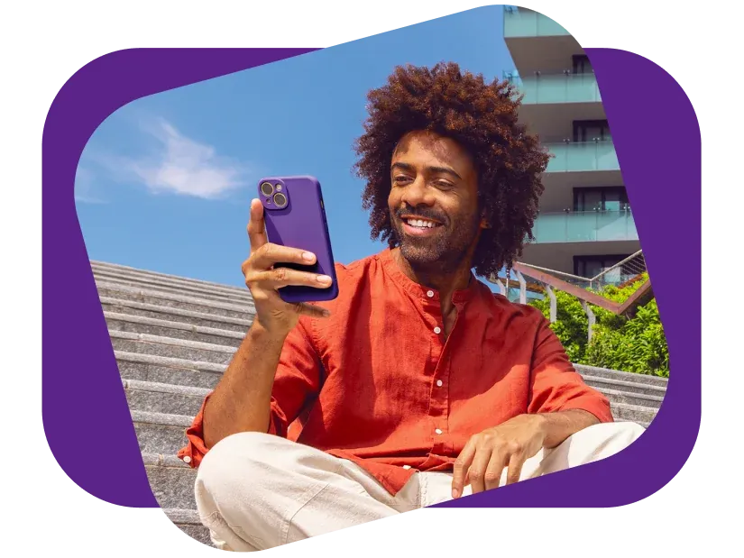 Uomo sorridente con smartphone che consulta l'area riservata Prima