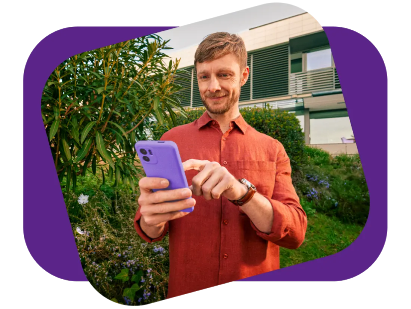Uomo sorridente con smartphone che consulta l'area riservata Prima