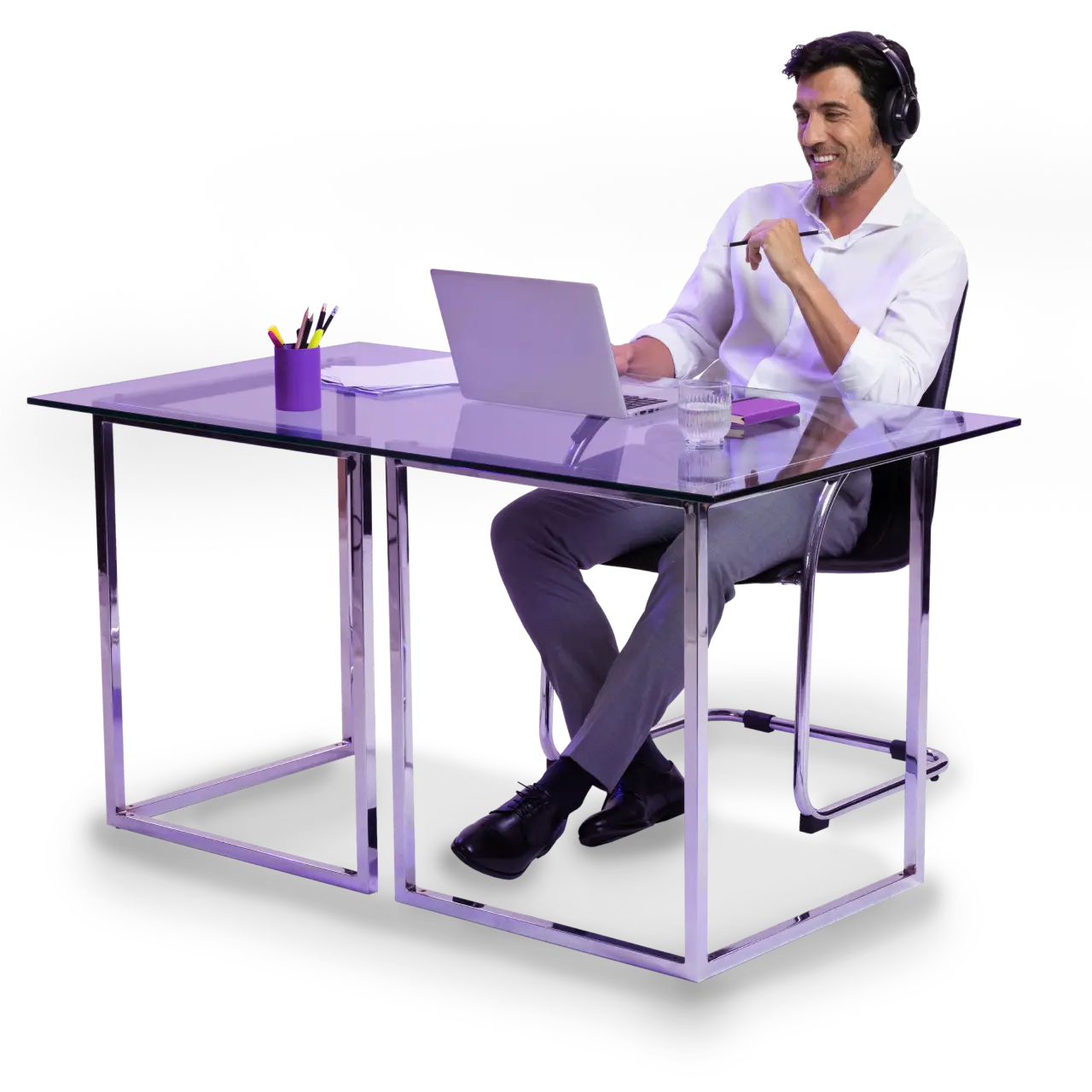 Agente alla scrivania che gestisce le polizze dall'Area riservata dedicata a loro