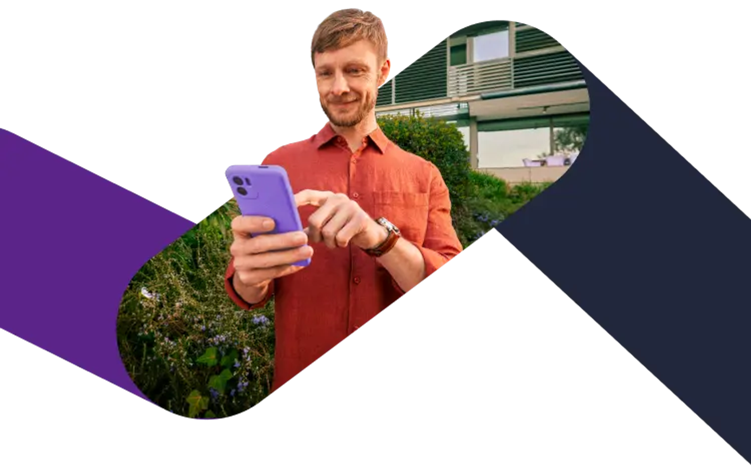 Uomo sorridente con smartphone che consulta l'area riservata Prima