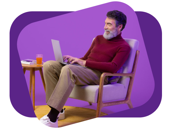 Uomo seduto sulla poltrona con il computer portatile che gestisce la sua polizza Prima dalla sua Area riservata