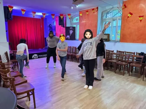 Title image for an event called '$Entonando en español, también con movimiento para niñas y niños / Singen auf Spanisch, auch mit Bewegung für Kinder'