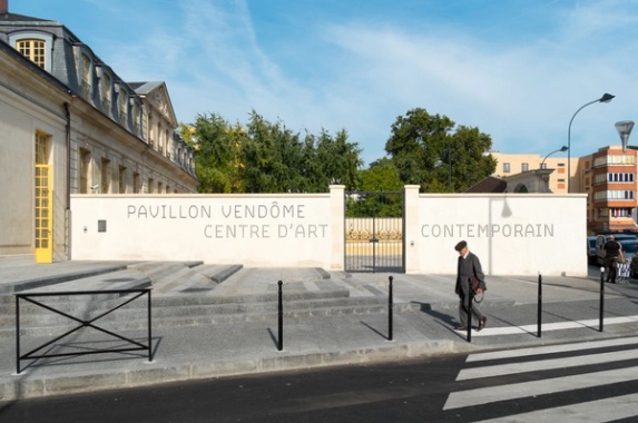Pavillon Vendôme Contemporary Art Center signage