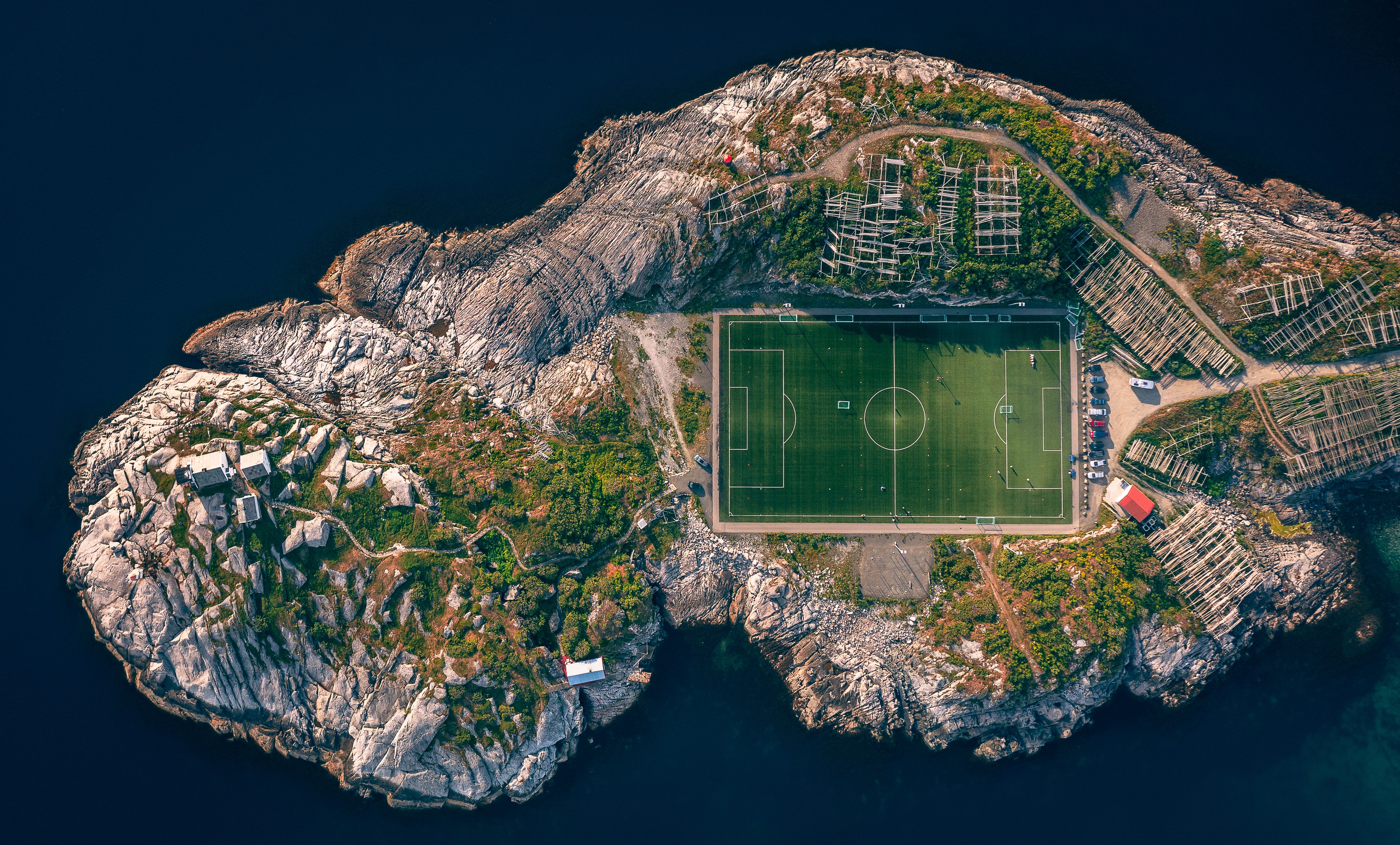 Henningsvær fotballstadion, luftfoto fra Lofoten, Norge