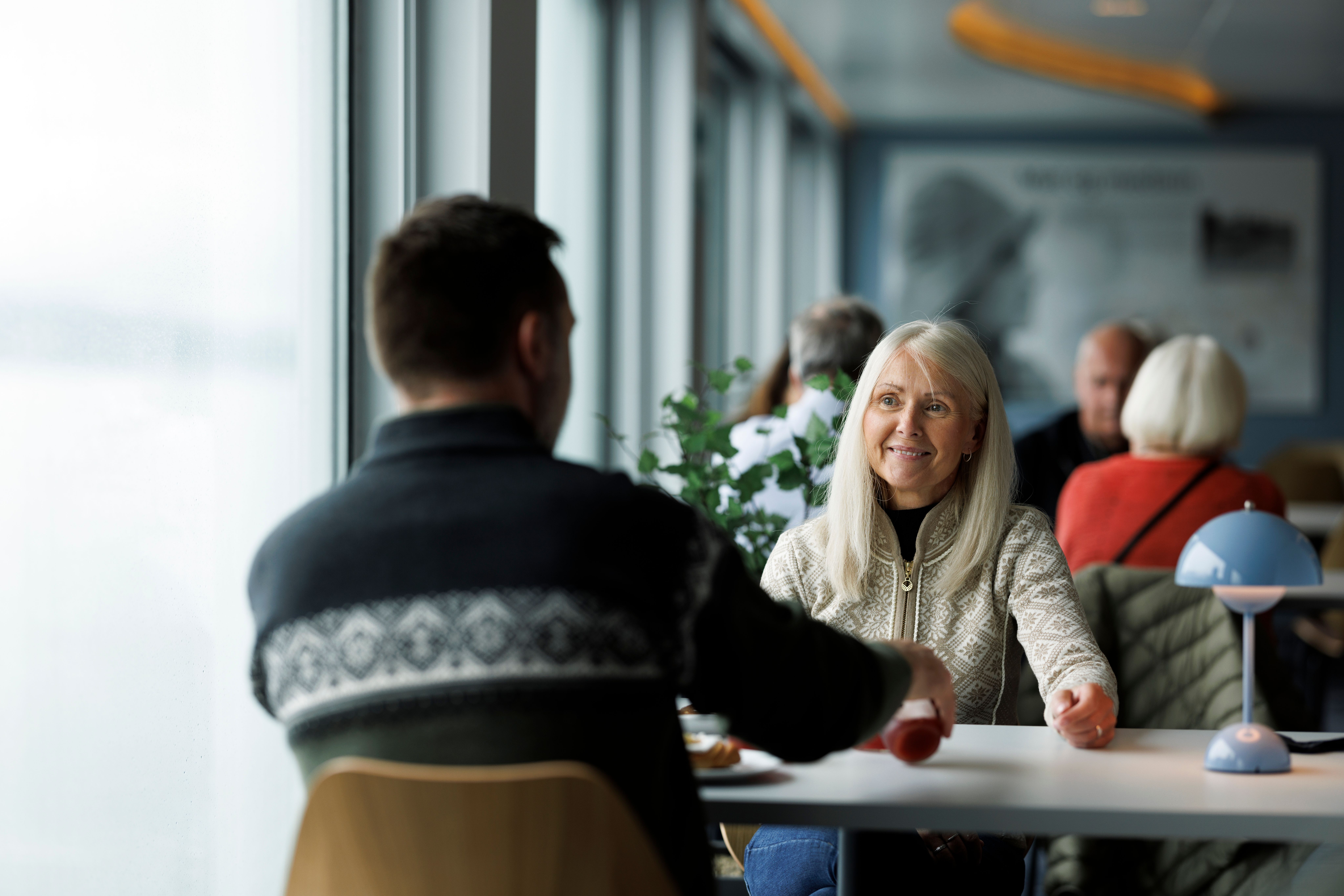 Gjester som nyter et måltid på kafé
