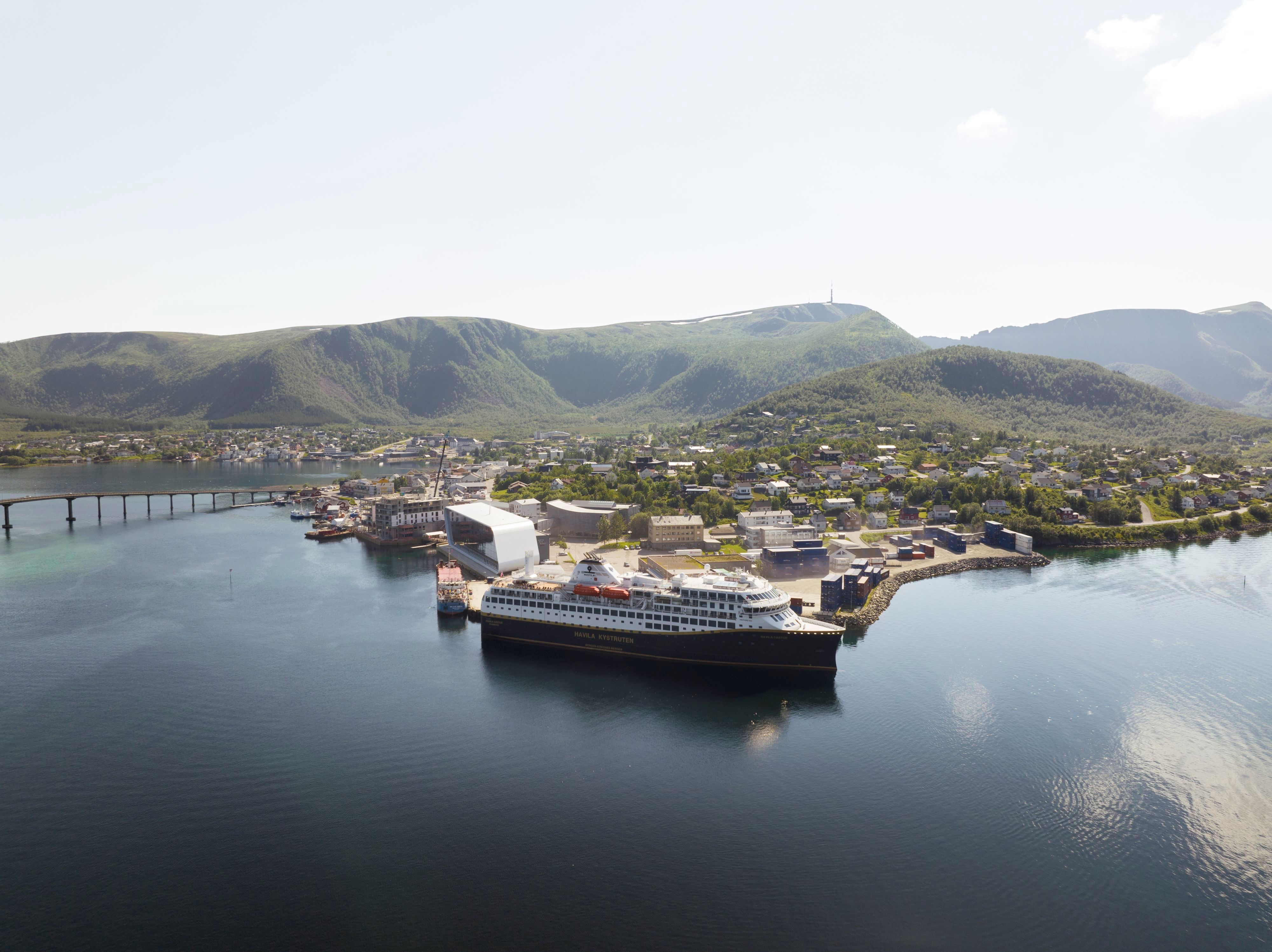 Das batteriebetriebene Küstenschiff von Havila Voyages liegt in Norwegen vor Anker und steht stellvertretend für die Auszeichnung des Unternehmens mit dem Kreuzfahrtguide Award 2024 für Nachhaltigkeit und emissionsfreie Küstenkreuzfahrten.