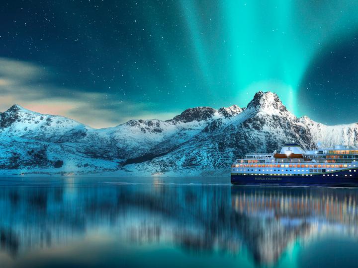 Erleben Sie die Nordlichter an Bord einer Havila-Kystruten-Reise durch die arktischen Fjorde Norwegens