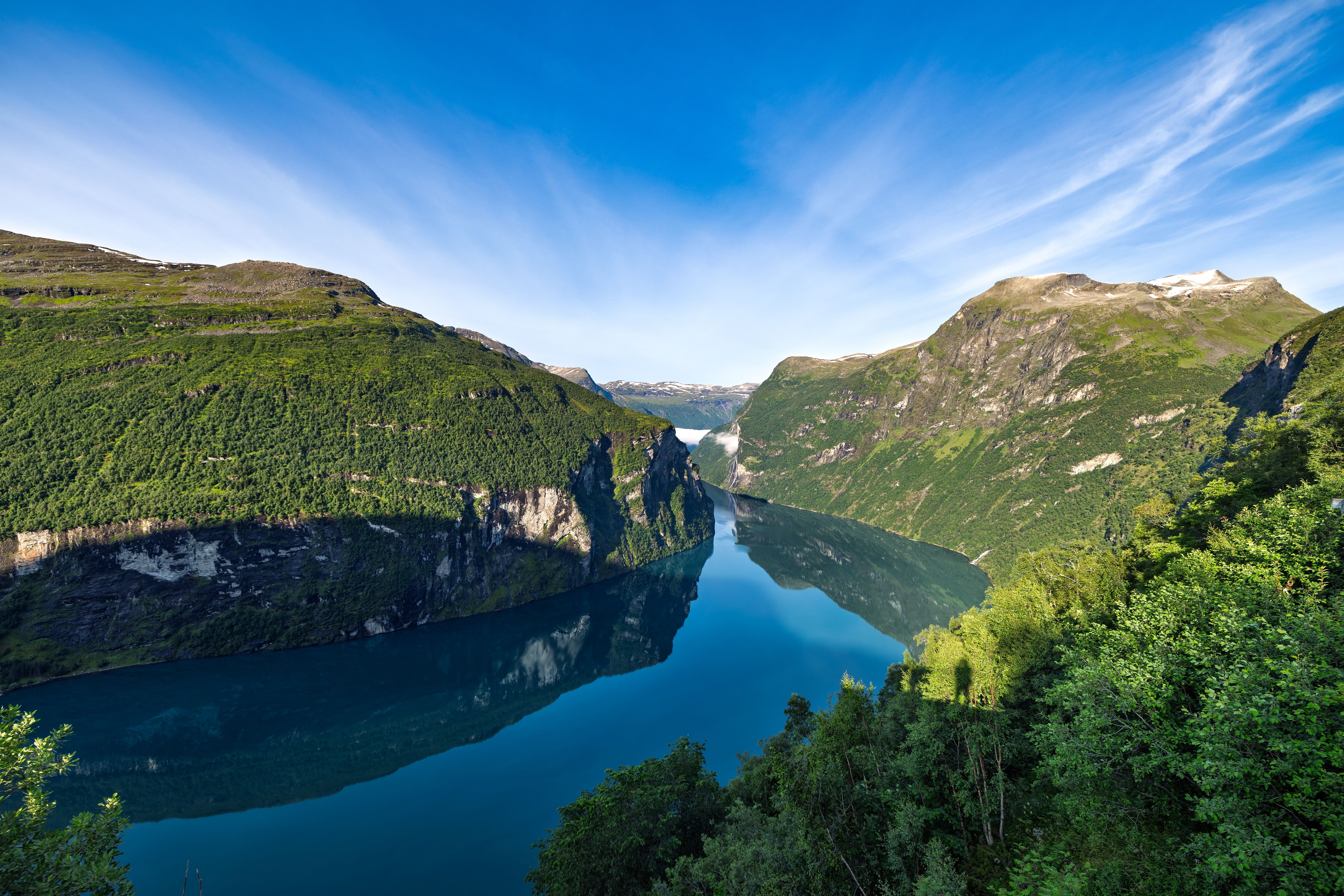 Geirangerfjorden i sommarlandskap i Norge