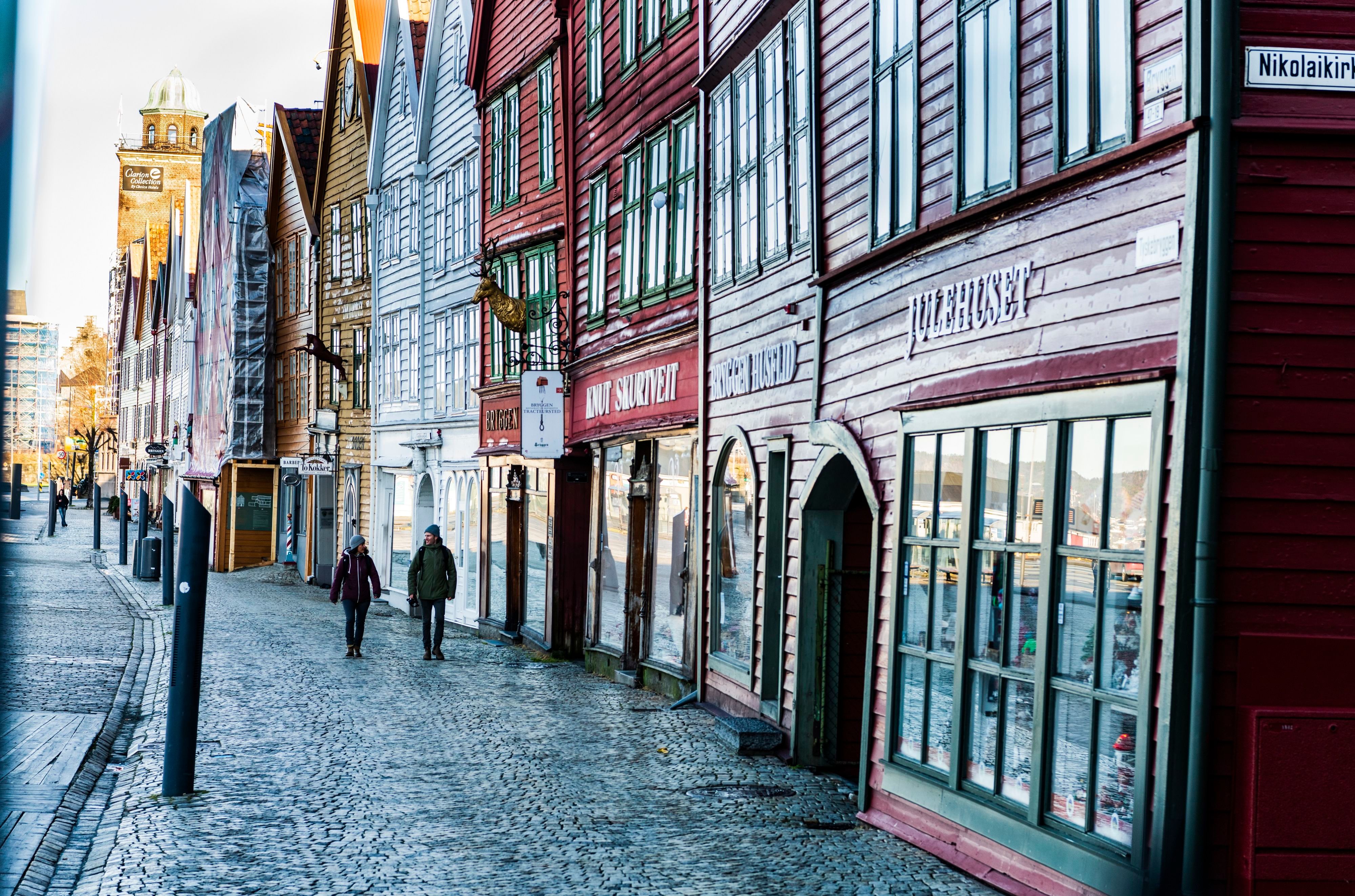 Historische Holzhäuser säumen das zum UNESCO-Weltkulturerbe gehörende Viertel Bryggen in Bergen, Norwegen.