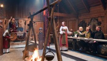Ein Wikingerfest in einem traditionellen nordischen Langhaus.