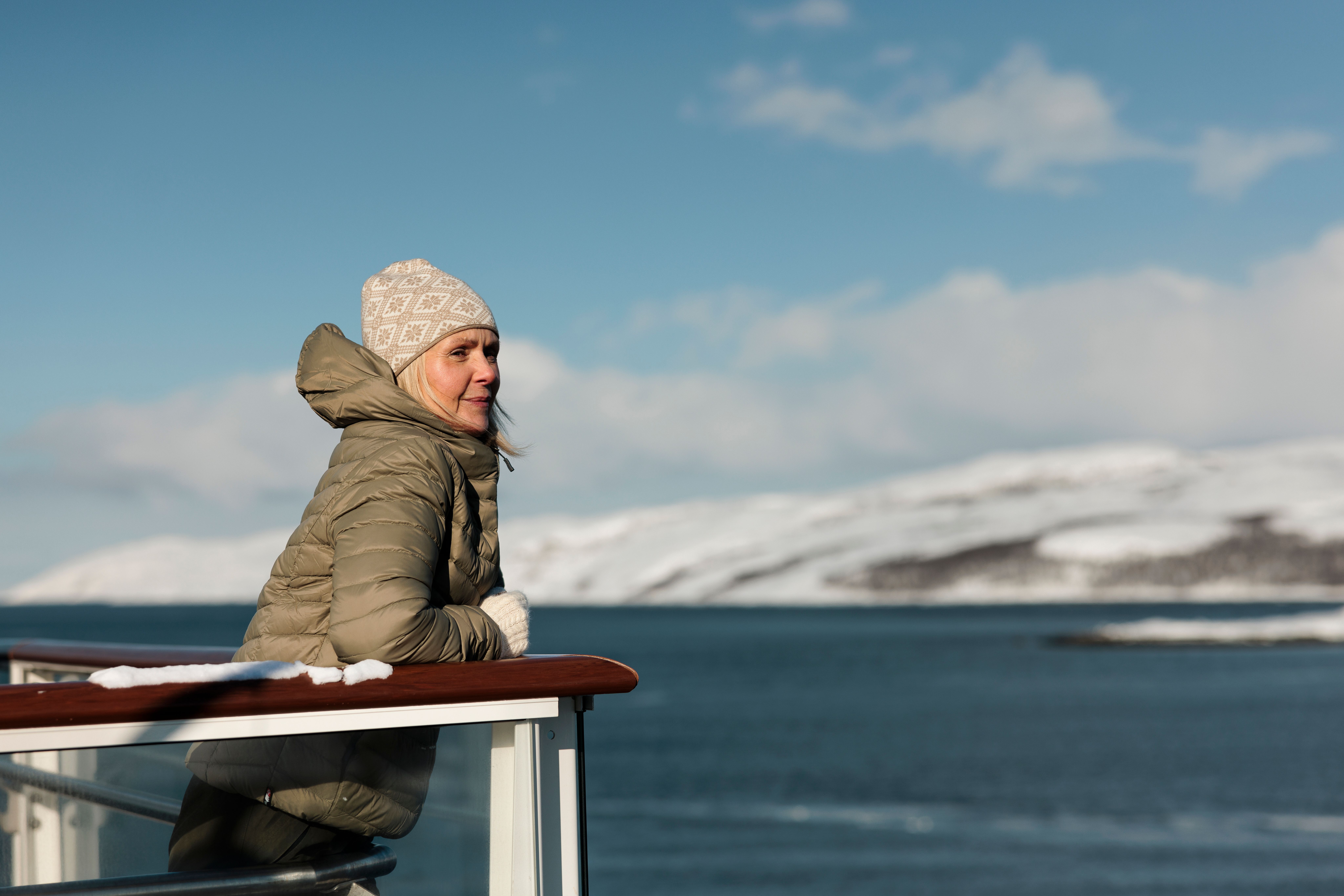 Gast auf dem Aussichtsdeck im Winter