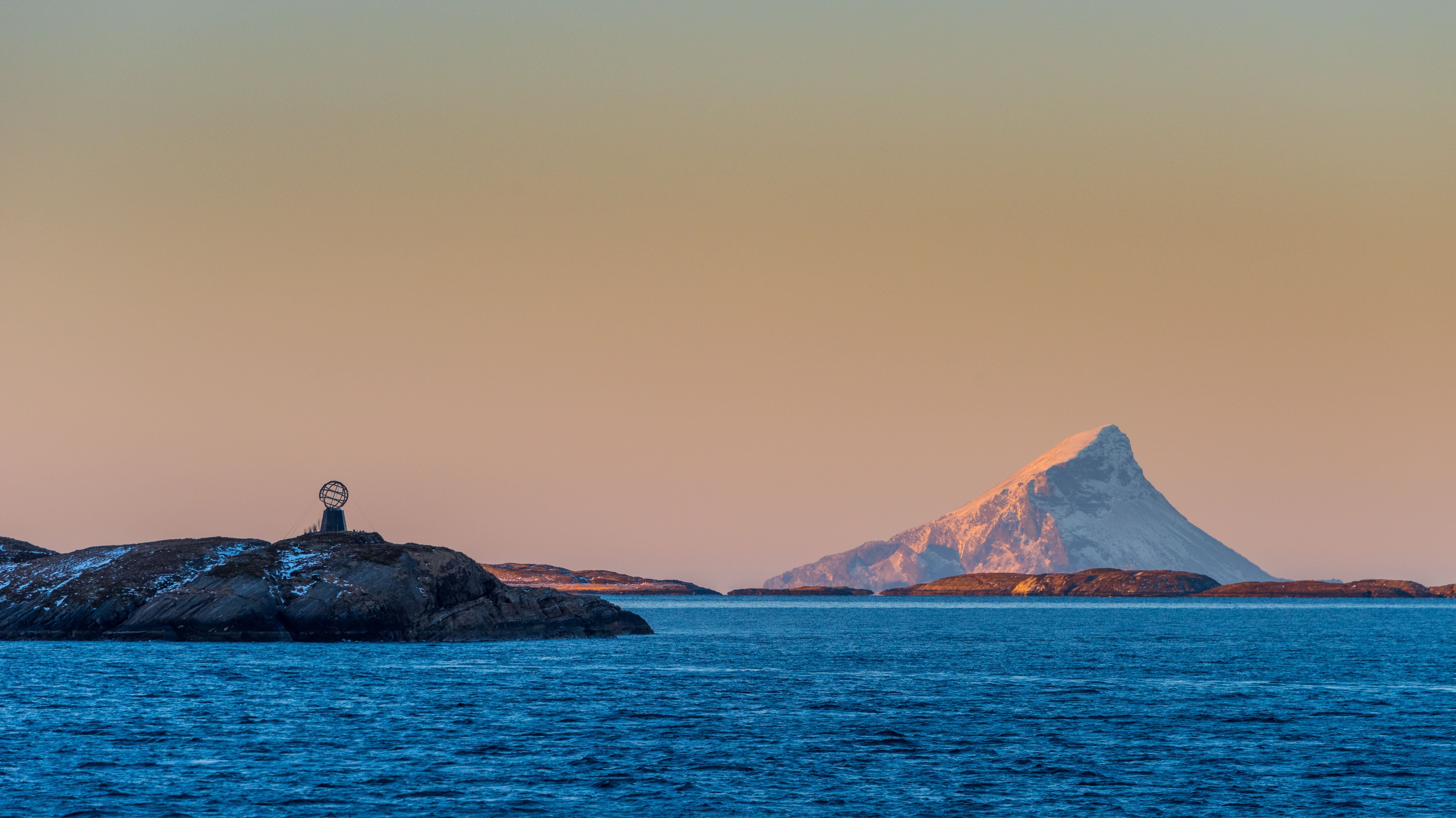 Polarsirkelens globusmonument på Vikingen-øya