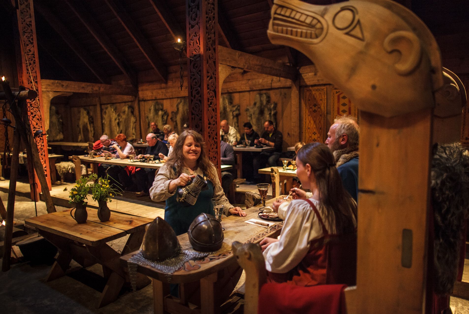 Skuespillere under høvdinggildet i vikingtiden på Lofotr Vikingmuseum i Norge