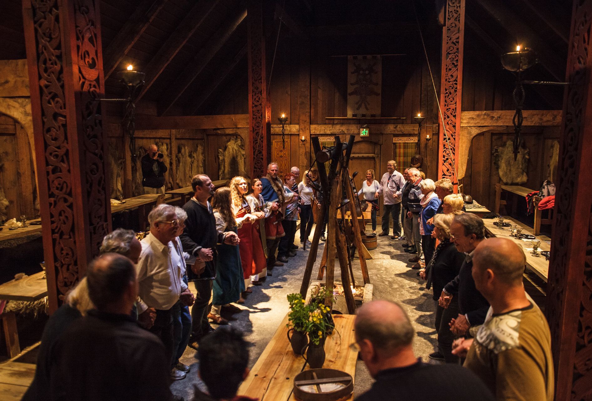 Skuespillere under høvdinggildet i vikingtiden på Lofotr Vikingmuseum i Norge