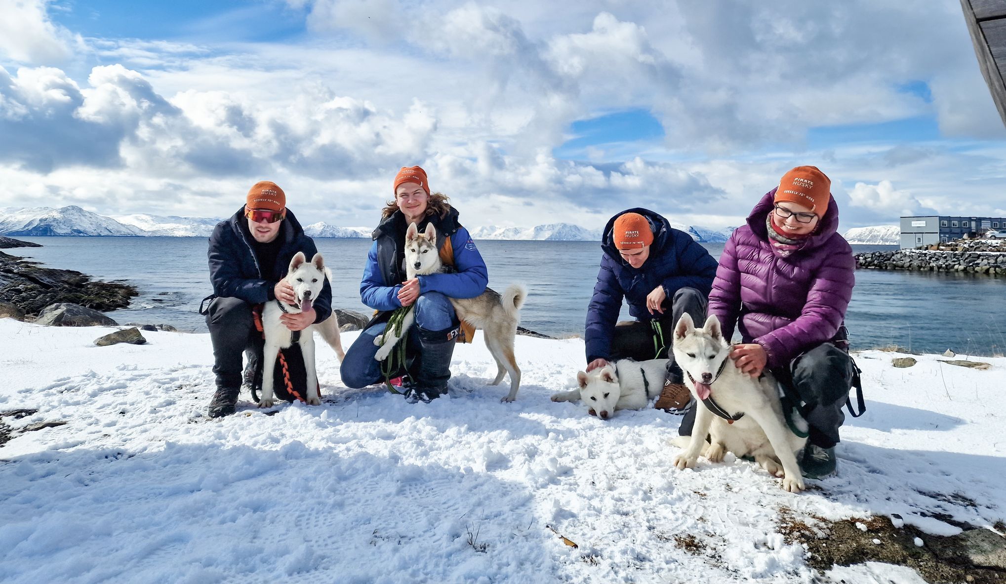 Turister som poserar med sin huskykompis