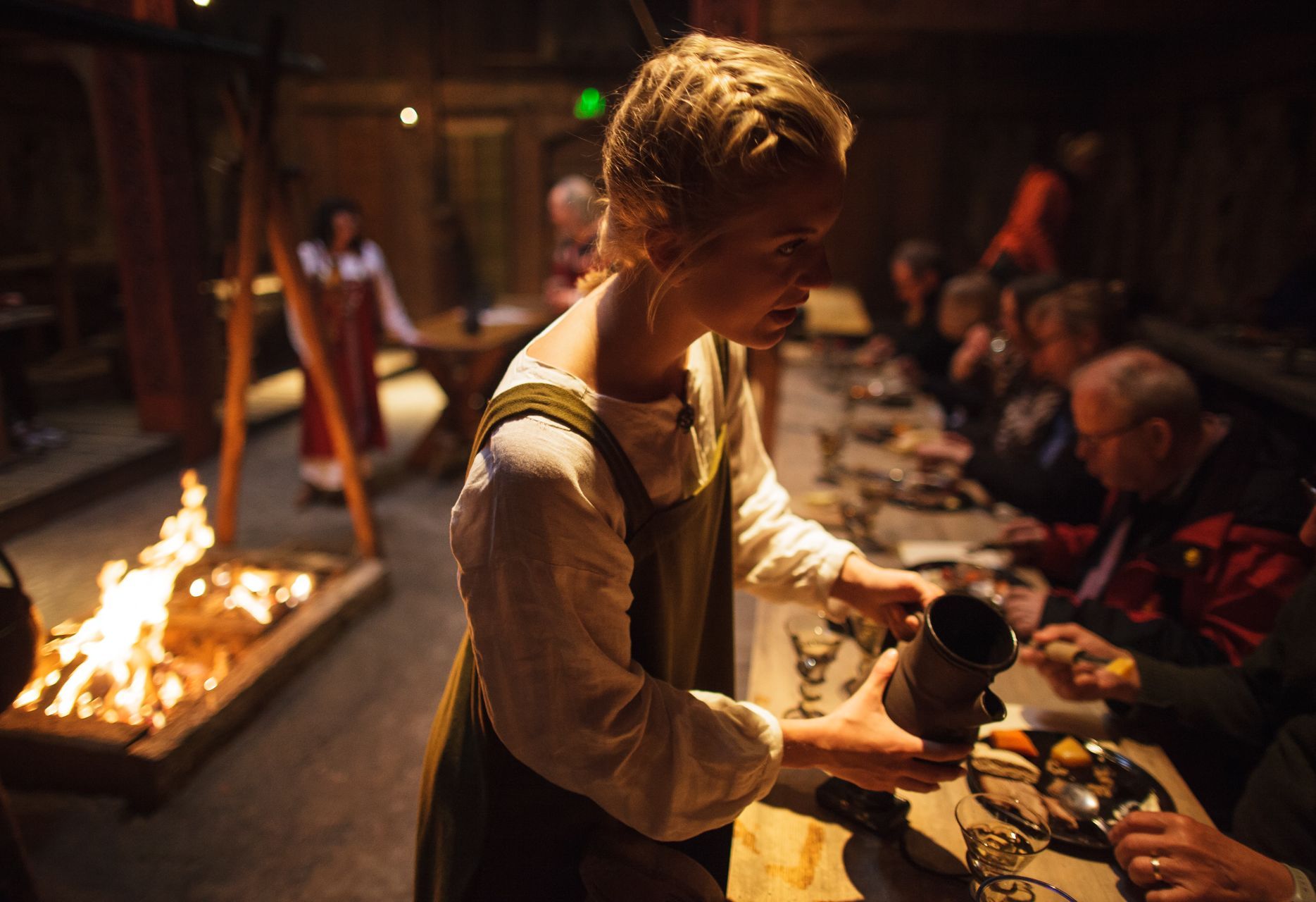 Skuespillere under høvdinggildet i vikingtiden på Lofotr Vikingmuseum i Norge